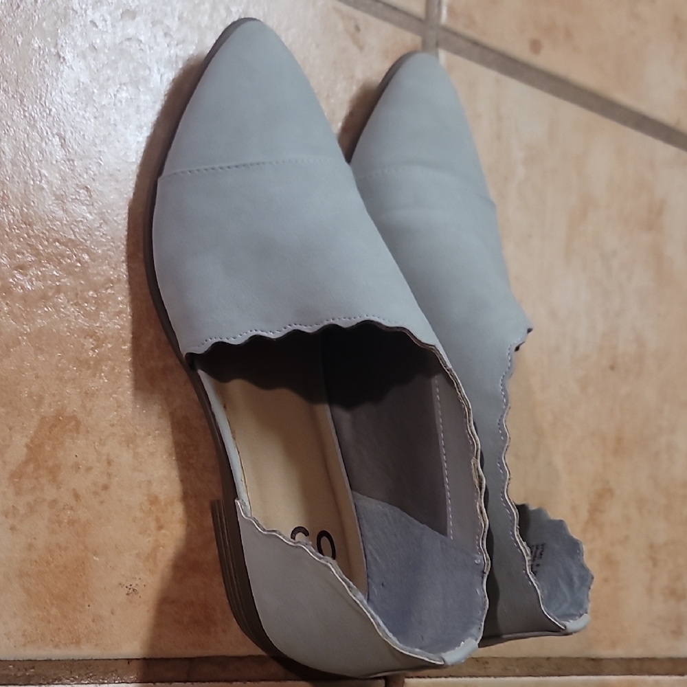 SO Women's Gray Flats with Scalloped Edges great Condition.